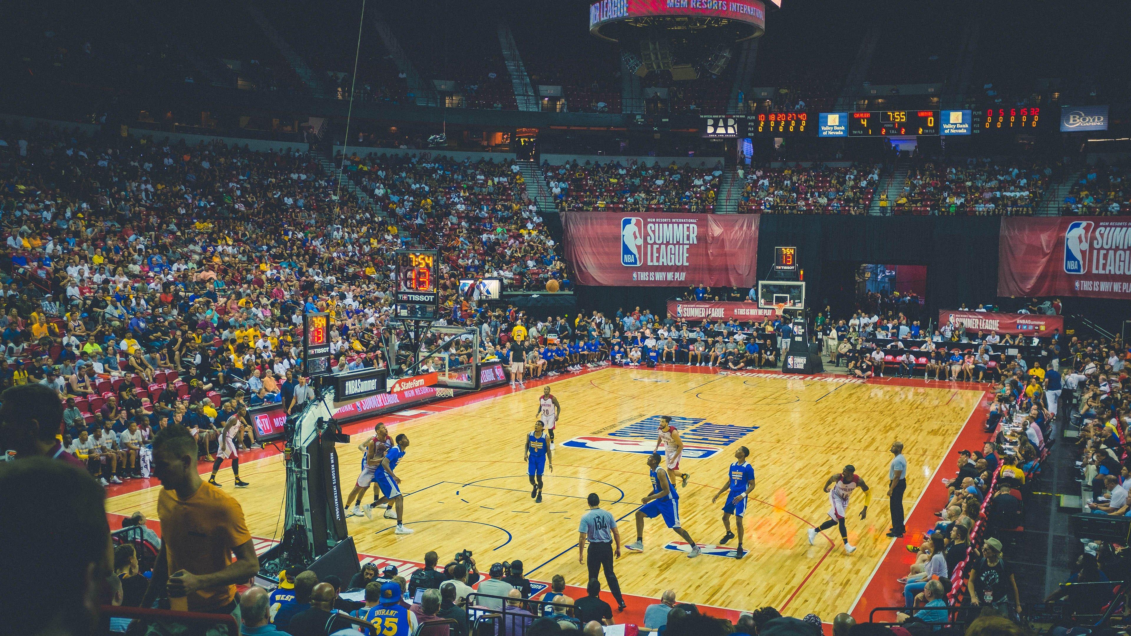 爱游戏体育下载：高效输出典范！布伦森近三战场均32.7分，三分命中率52.0%引领尼克斯狂飙